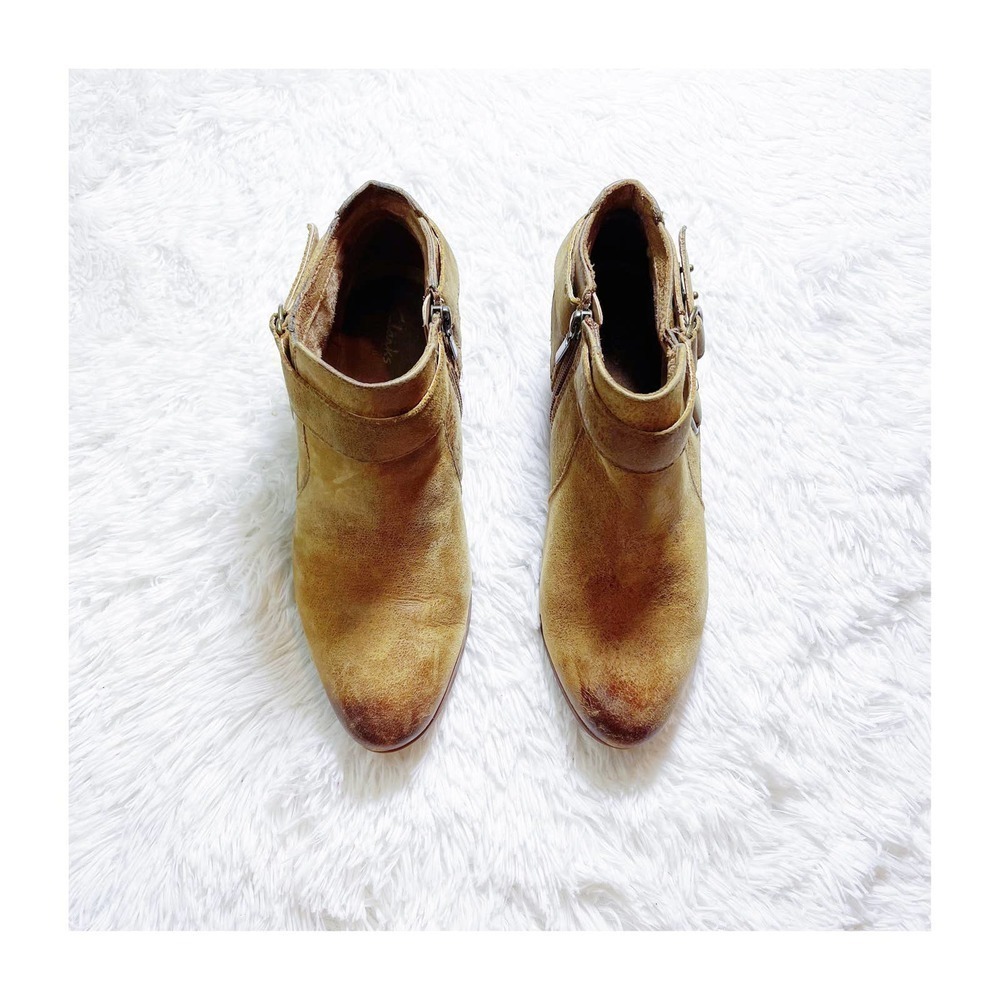 Clark's Distressed Leather Tan Side Zip Heeled Booties SZ8.5